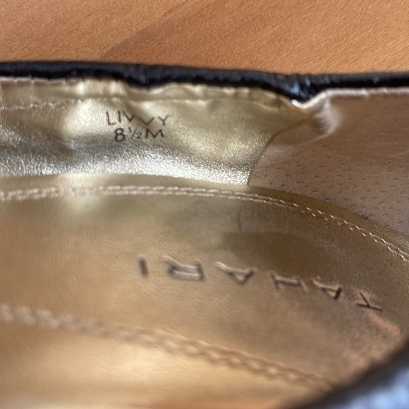 Tahari black leather pumps - Picture 5 of 5